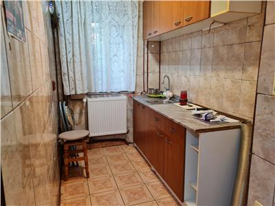 Apartament 3 camere de vanzare zona linistita