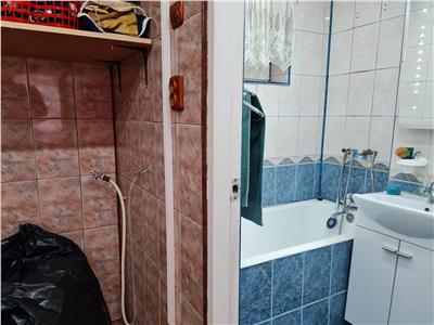 Apartament 3 camere de vanzare zona linistita