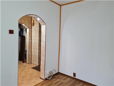 Apartament 3 camere de vanzare zona linistita