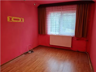 Apartament 3 camere de vanzare zona linistita
