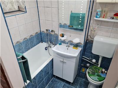 Apartament 3 camere de vanzare zona linistita