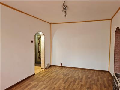 Apartament 3 camere de vanzare zona linistita