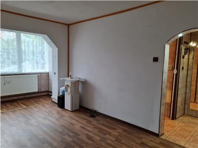 Apartament 3 camere de vanzare zona linistita