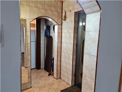 Apartament 3 camere de vanzare zona linistita