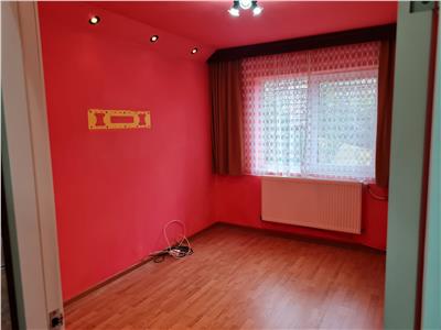 Apartament 3 camere de vanzare zona linistita