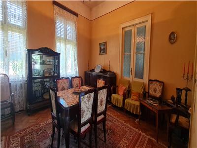 CASA DEOSEBITA IN ZONA CENTRALA