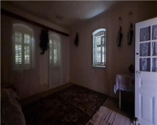 CASA CU TEREN GENEROS IN HORIA