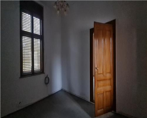 CASA IN ARADUL NOU CU TEREN