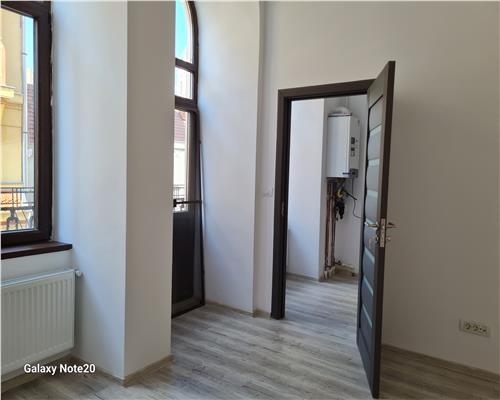 APARTAMENT IN ZONA ISTORICA CU BALCON STRADA