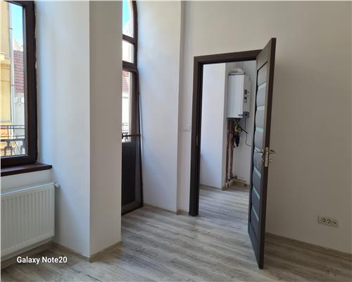 APARTAMENT IN ZONA ISTORICA CU BALCON STRADA