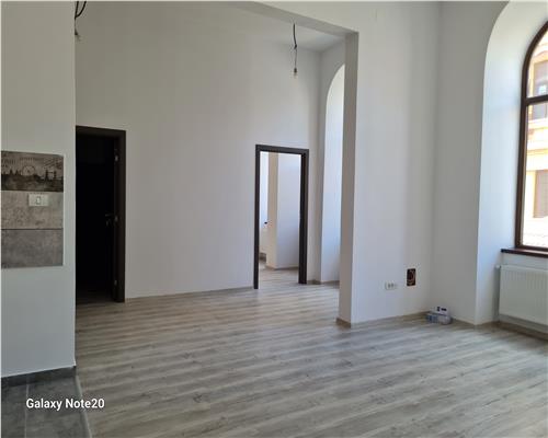 APARTAMENT IN ZONA ISTORICA CU BALCON STRADA
