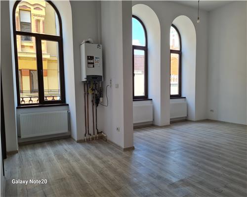 APARTAMENT IN ZONA ISTORICA CU BALCON STRADA